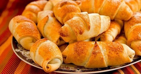 Рогалик с вареной сгущенкой и грецким орехом